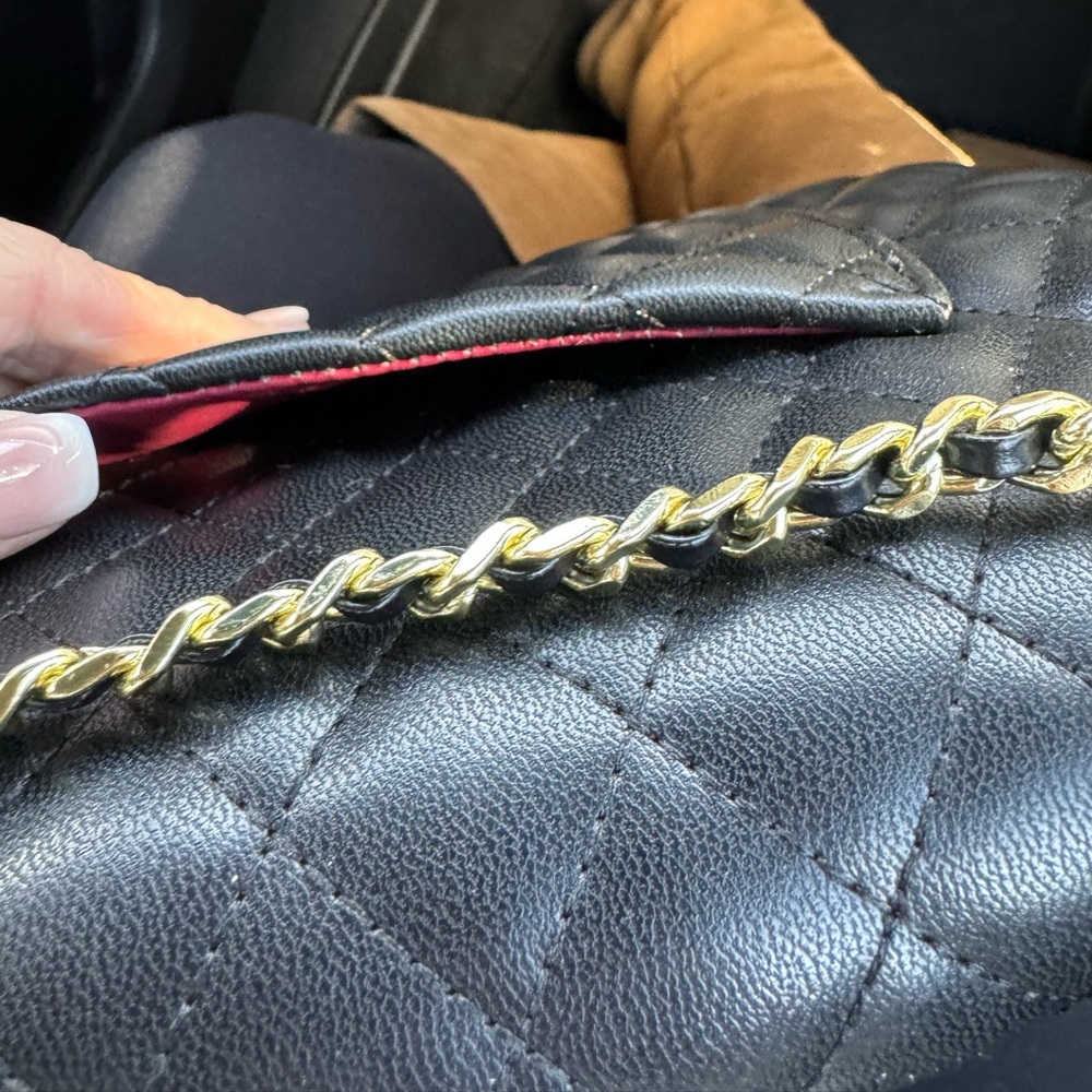 Elegant Black Quilted Shoulder Bag with Gold Details - Picture 2 of 7